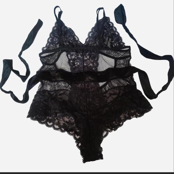 Elegant Black Lace Teddy - Picture 1 of 3